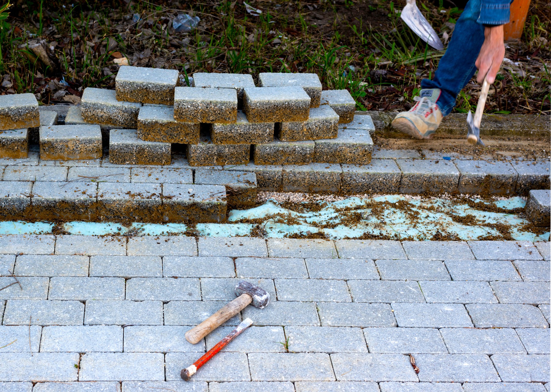 Maintenance work on paving with interlocking paving stones. Building materials industry; Concrete products for road or sidewalk construction.